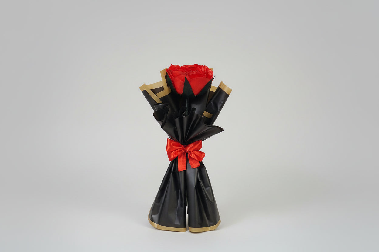 Ramo de Rosa Roja eterna con Envoltorio Negro y Dorado - Regalo Elegante