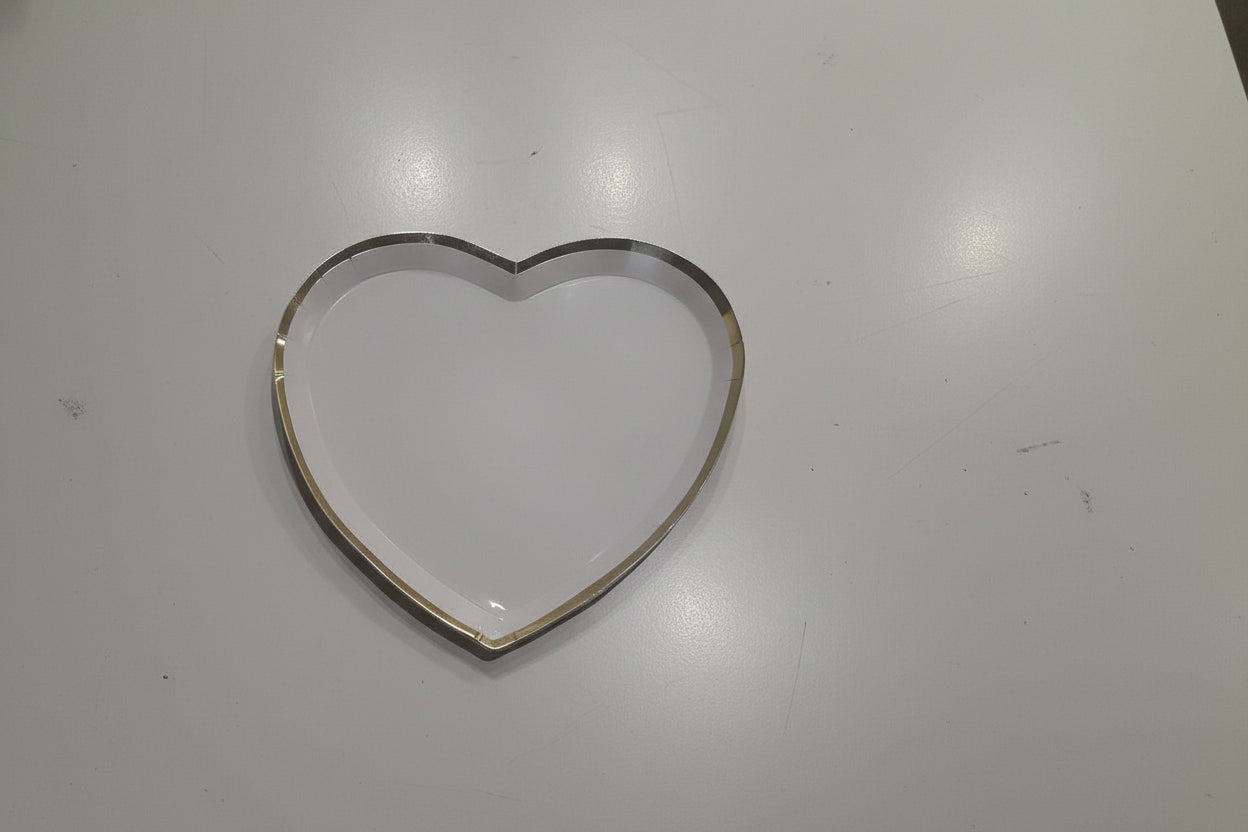 Plato de corazón blanco con borde dorado x 8 unidades