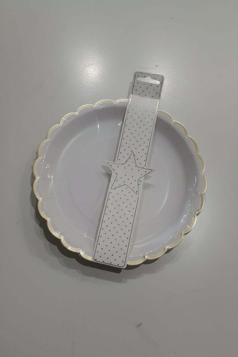 Plato blanco con borde dorado