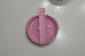 Plato redondo rosado con borde dorado