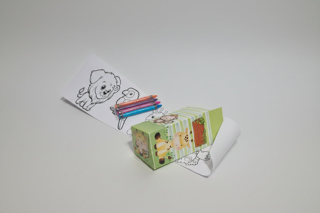 Souvenir caja con imágenes para pintar y crayones