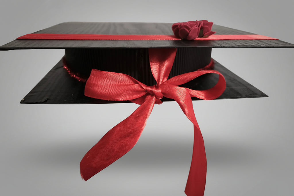 Caja de corazón con chocolates y rosas azules