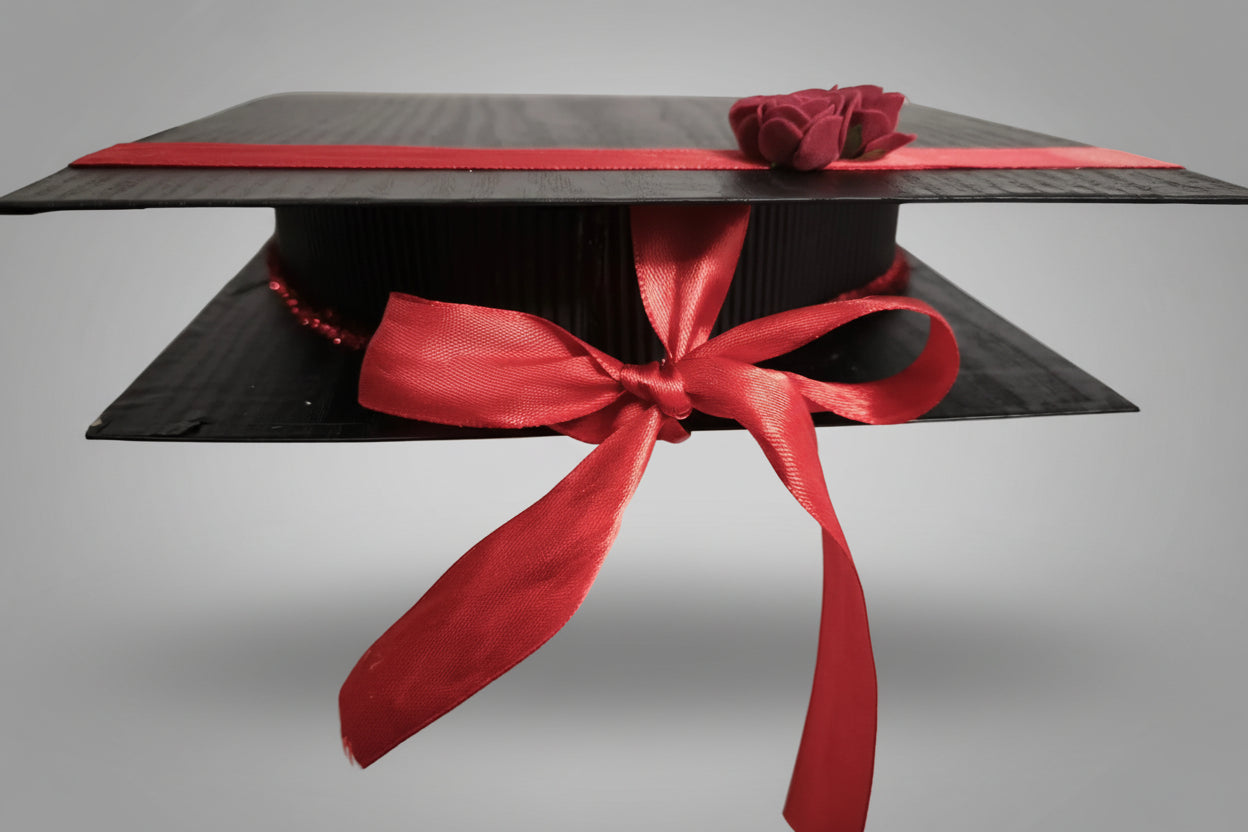 Caja de corazón con chocolates y rosas azules