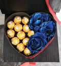 Caja de corazón con chocolates y rosas azules